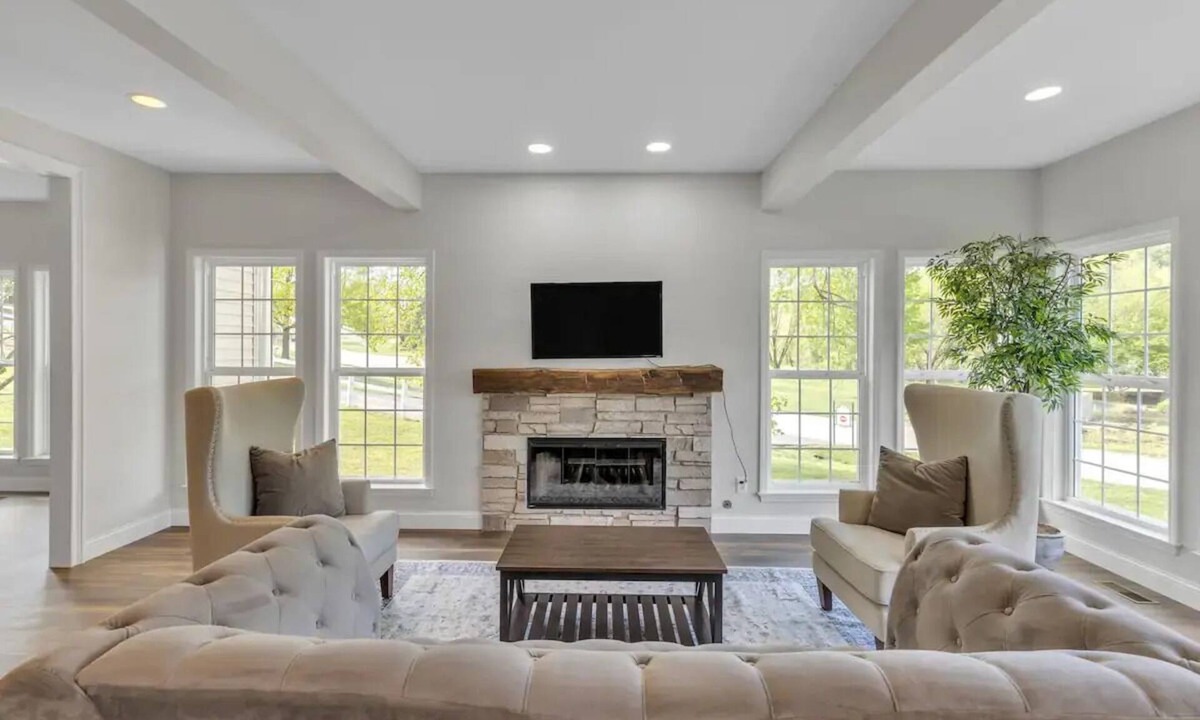 Saint Albans House | Serene 4BD/4BA Countryside + HotTub by Lake & Golf