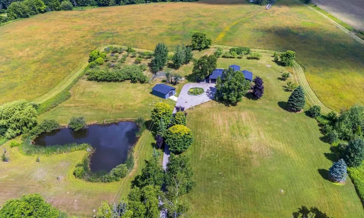 Georgina House | Serene 4BR house w/Hot tub, Lake, Billiards & BBQ