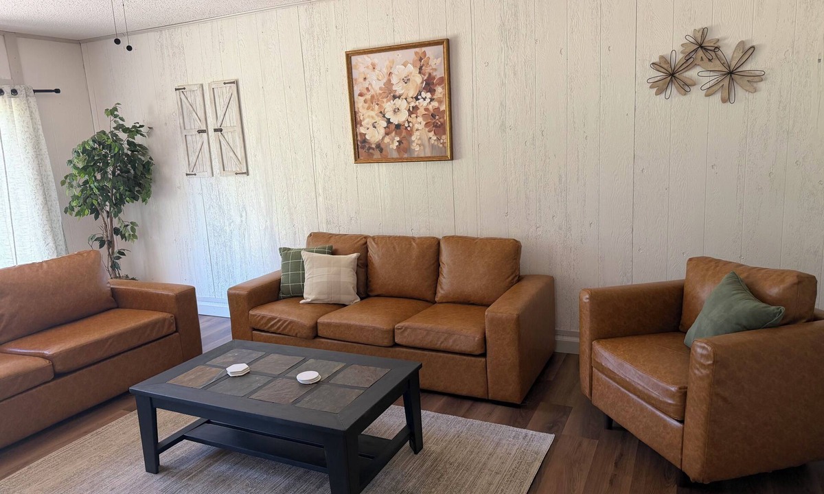 Omaha House | Serene 5-bedroom house with AC in charming Omaha