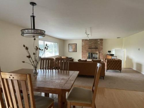 Gaston House | Serene 5BR Stay Surrounded by Nature