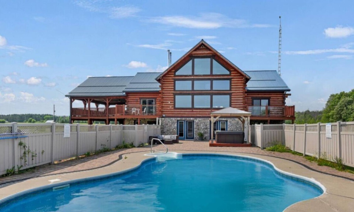 Front of Yonge Cottage | Serene 6-bedroom cottage perfect for relaxing stays for large groups!