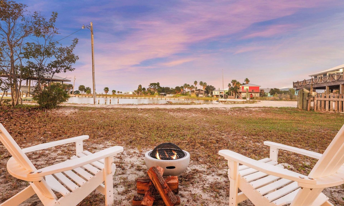 Fort Morgan Pines House | Serene Bayfront, 2 King Suites, Kayaks, Fishing