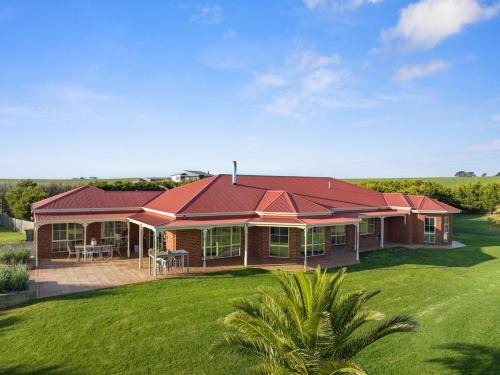 Ventnor House | Serene Beach Haven: Sleeps 12