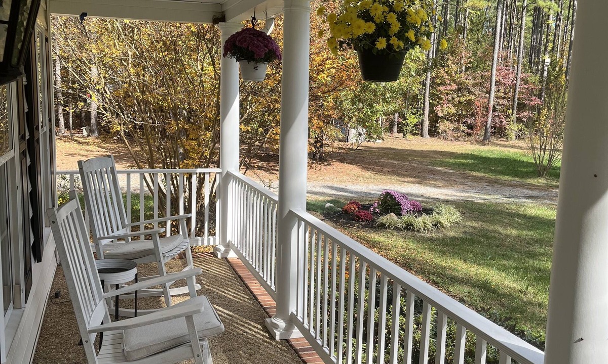 Beaverdam Other | Serene Beautiful Farmhouse on ten acres of land, outdoor bonfire and attic