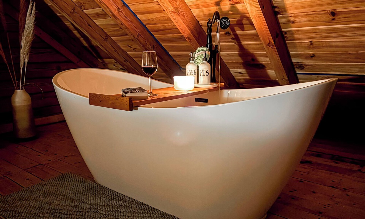 New Kingston Cabin | Serene cabin; Large Sloping Yard; Dog-friendly