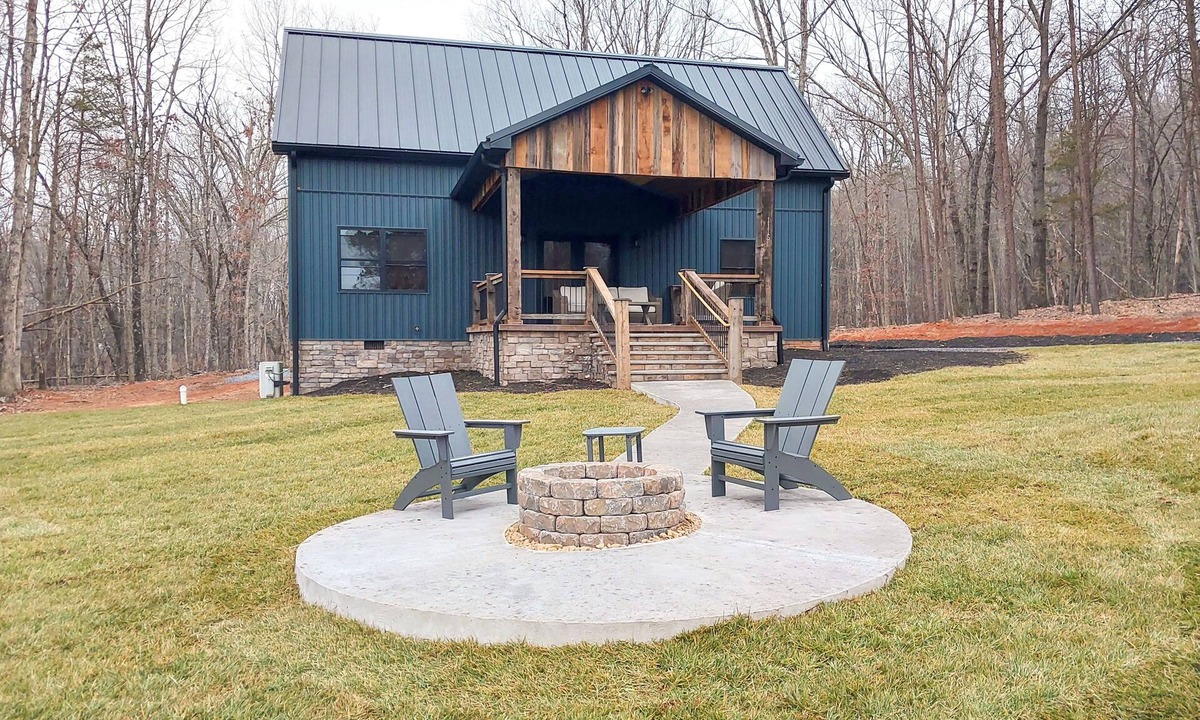 Bedford Cabin | Serene Couple's Getaway w/Mtn Views in Bedford!