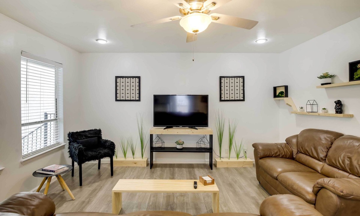 Knox - Henderson Condo | Serene Dallas Condo w/Pool - Walkable Location!