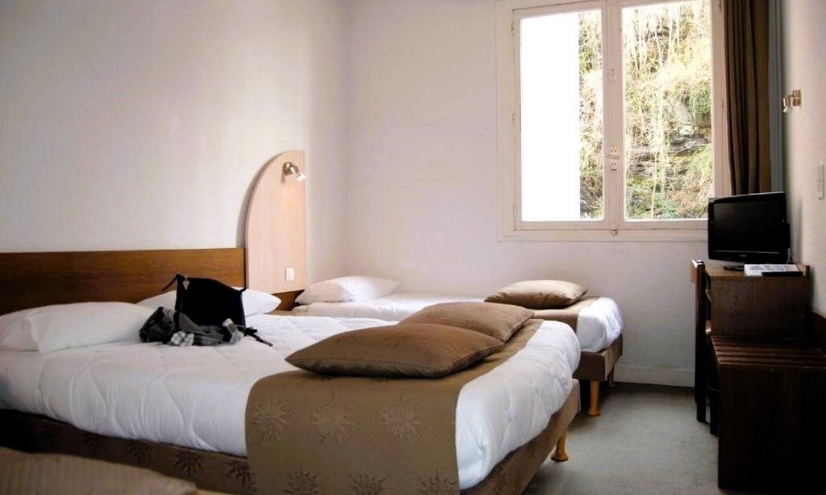 Lourdes Hotel | Serene Family Suite with Ample Space & Balcony - Free Parking