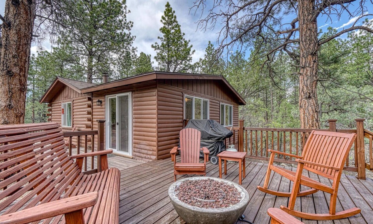 Howard Cabin | Serene ✷ Firepit ✷ Romantic