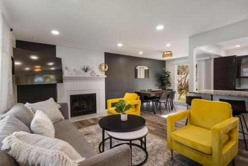 Picnic Point-North Lynnwood House | Serene Group Getaway Prime Location