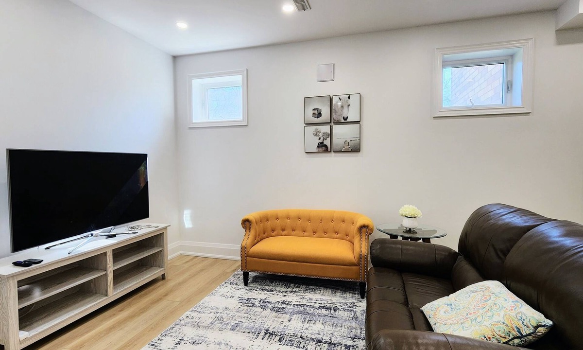 Glen Abbey House | Serene High-celling Retreat in Upsacle and Safe Neighbourhood