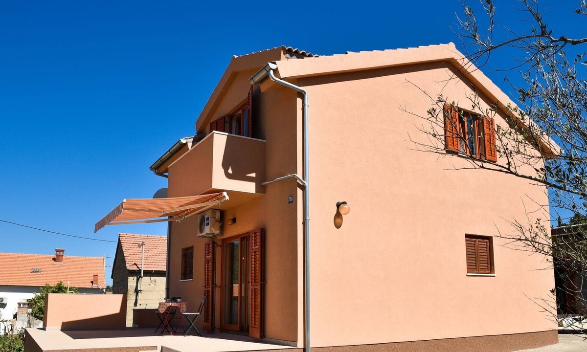 Veli Iz House | Serene Holiday Home in Veli Iž with Fenced Garden