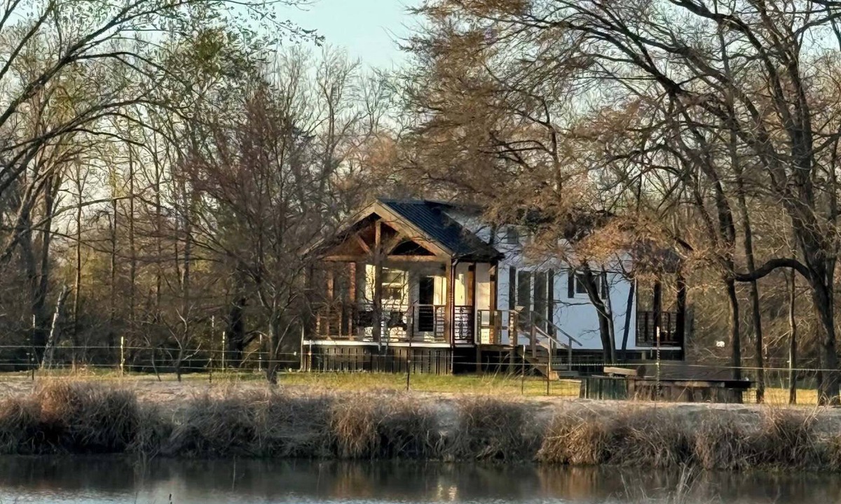 Oakwood Other | Serene Home Directly Between Houston and Dallas, Beautiful Views, WIFI