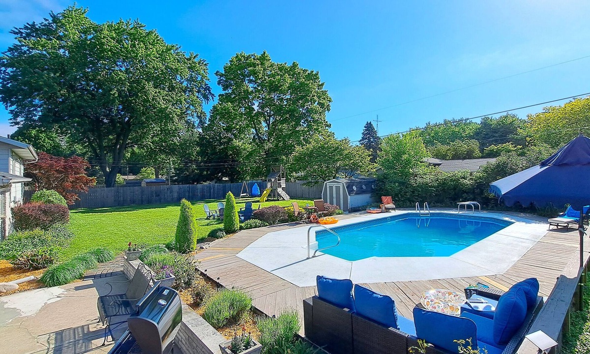 Stevensville House | Serene home heated pool close to wine trail large fenced yard