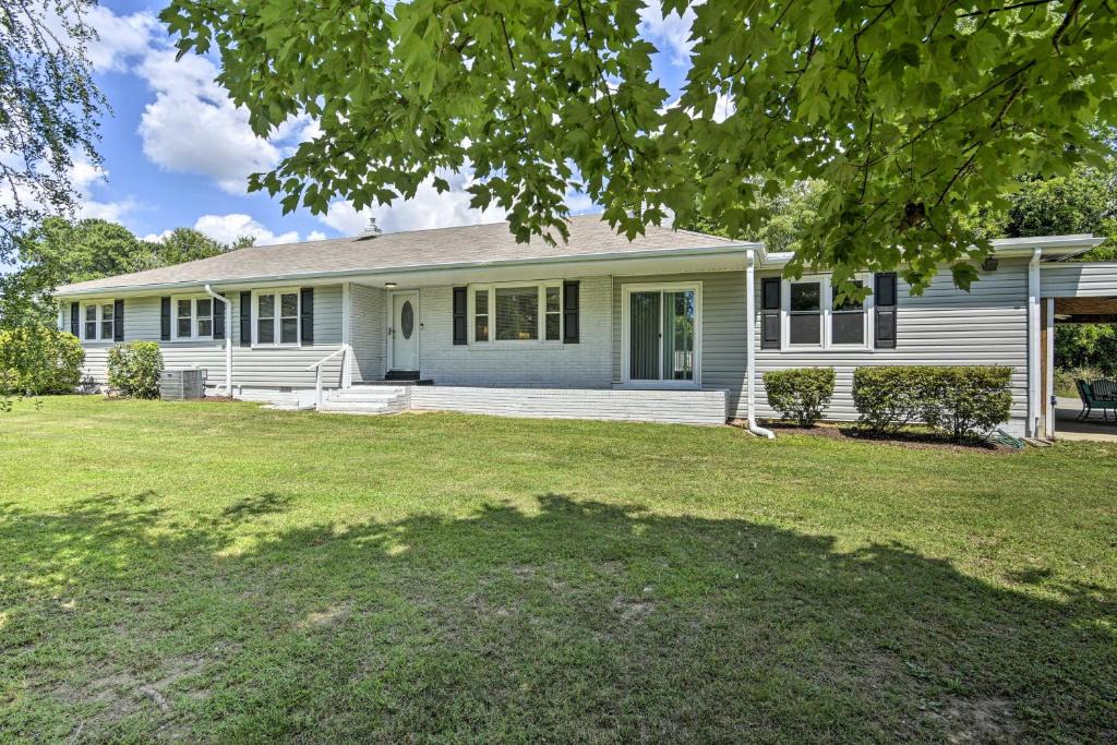 Greensboro House | Serene Home on Pond - 5 Mi to Dtwn Greensboro