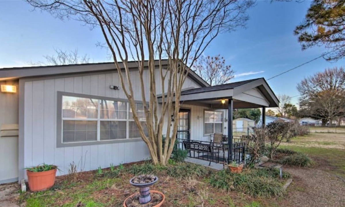 Tool House | Serene Home w/Yard on Cedar Creek Lake