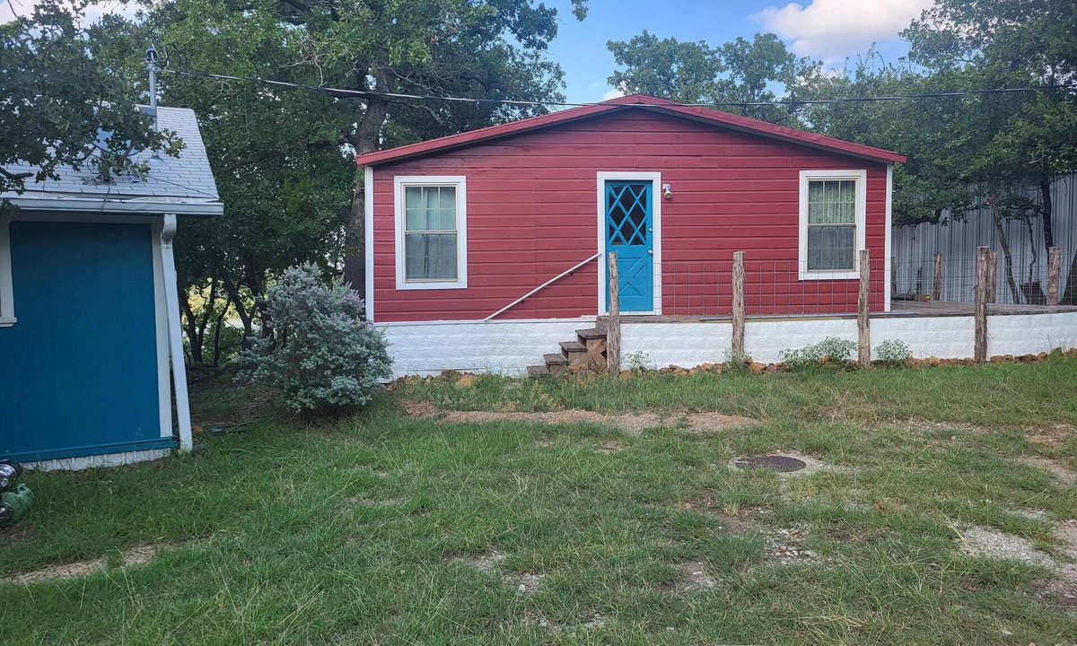 Gordon Cottage | Serene lake front cabin set on bluff overlooking Palo Pinto lake.