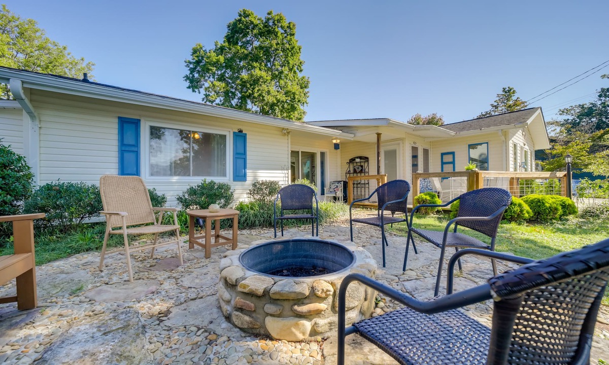 Lake Junaluska Apartment | Serene Lake Junaluska Gem: Deck & Mountain Views