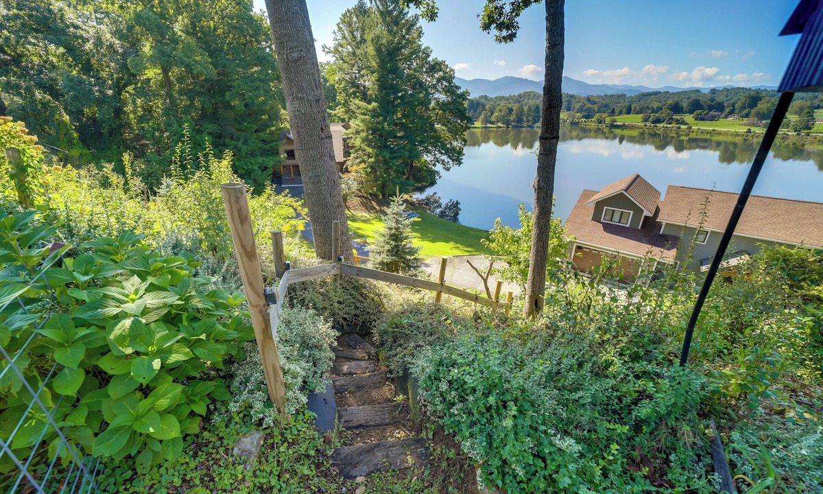 Lake Junaluska Apartment | Serene Lake Junaluska Gem: Deck & Mountain Views