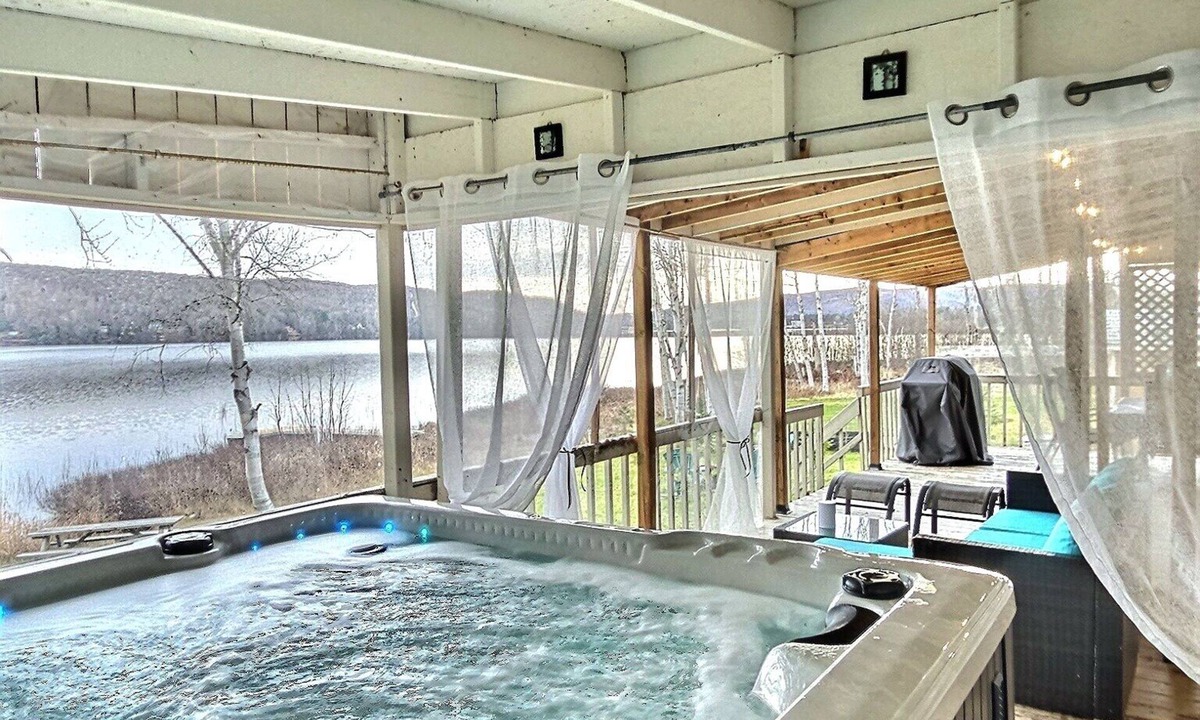 Riviere-Rouge Ski Chalet | Serene Lakefront Cottage Escape