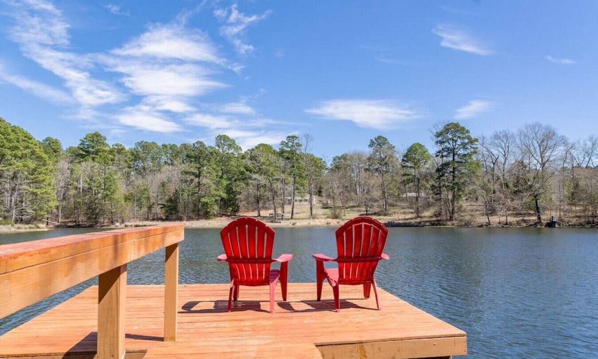 Winnsboro Cabin | Serene Lakefront Cabin, Fishing, Firepit, Kayaks
