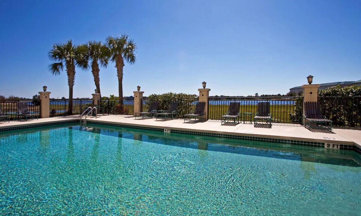 Braden River Hotel | Serene Lakefront Getaway King Studio Gym & Pool