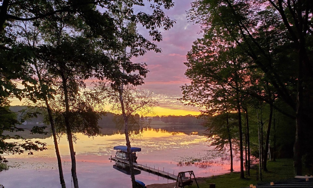 Big Rapids Cottage | Serene Lakefront Log Estate: 4-Acre Private Retreat with Sauna