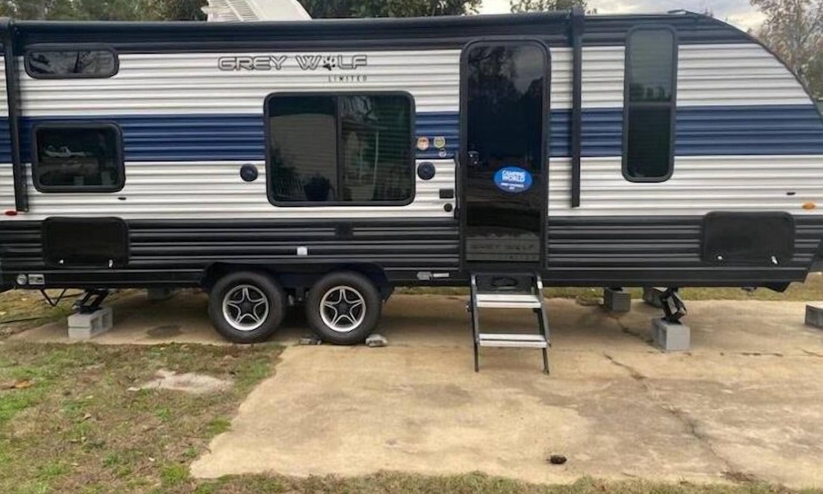 Phenix City House | Serene lakeside environment