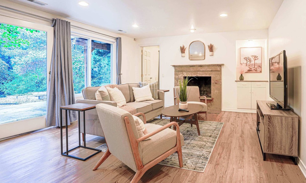 Mercer Island House | Serene Mercer Island 3B Lower Unit near LR station