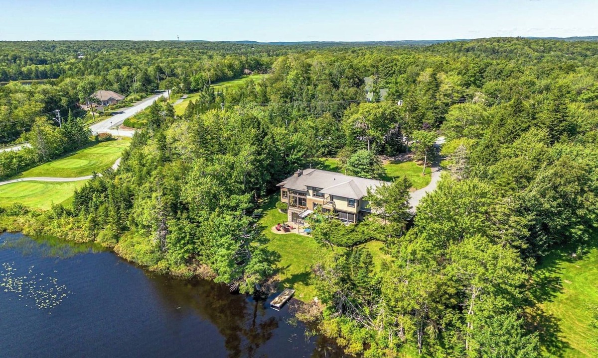 Hammonds Plains House | Serene modern Lakehouse on Golf Course