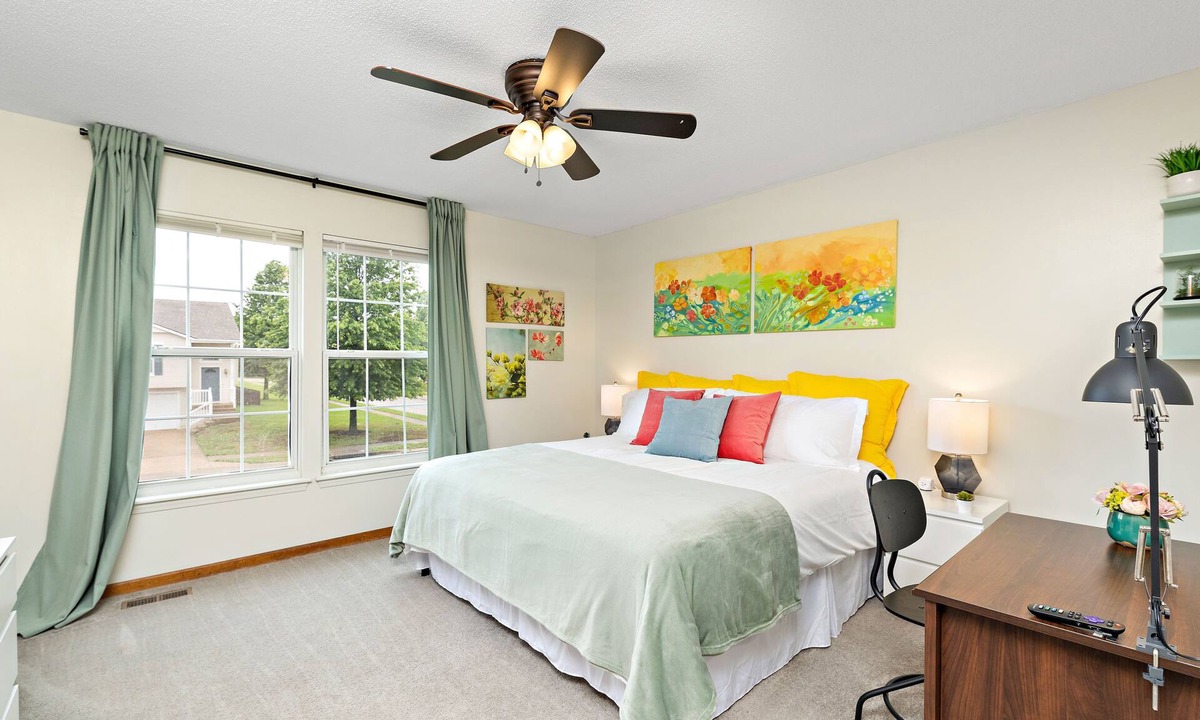 Raymore House | ⭐️ Serene Oasis ✅ 3 King Beds ✅ Fast Wifi ✅ Free Parking