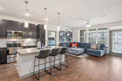 Central Southwest Apartment | Serene Pool view and Comfort 1.5 mi to NRG stadium