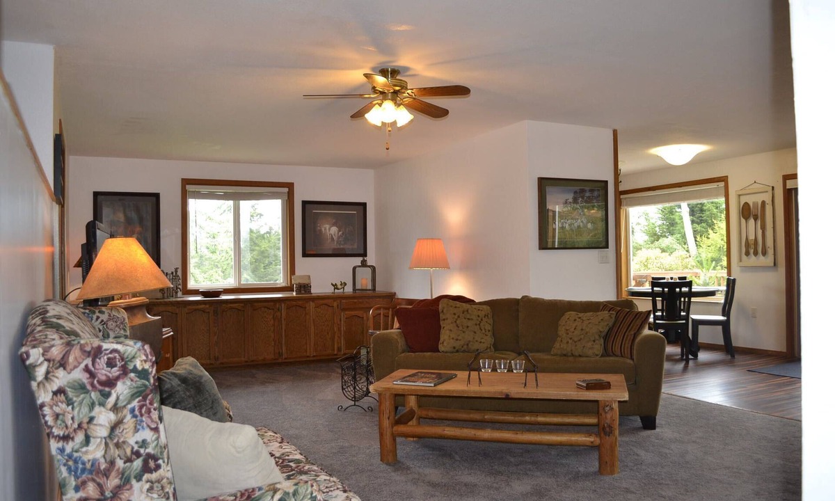 Oak Harbor House | Serene, Relaxing & Dog Friendly