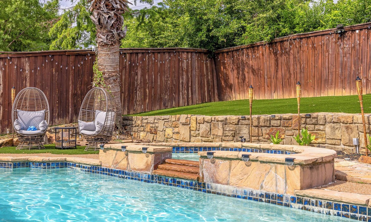 Coppell House | Serene Retreat with Heated Pool, Hot Tub, Sauna - Just 15 Minutes to Airport!