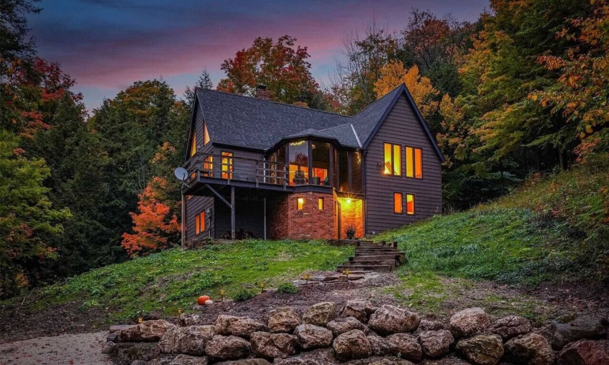 Glen Huron Ski Chalet | Serene Spacious Home in Beautiful Creemore