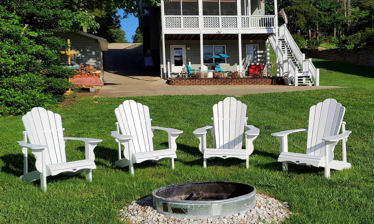 Bracey House | Serene, Spacious Lakefront Home in a Quiet Cove