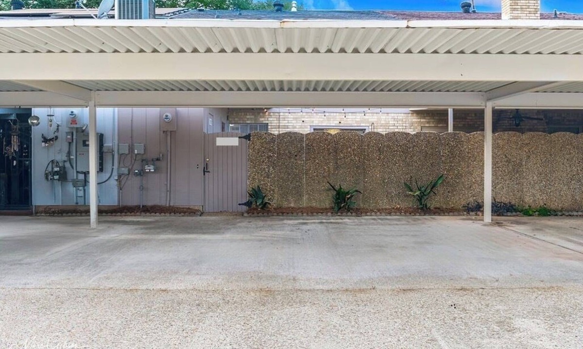 Springlake House | Serene & Spacious Townhouse with Private Patio
