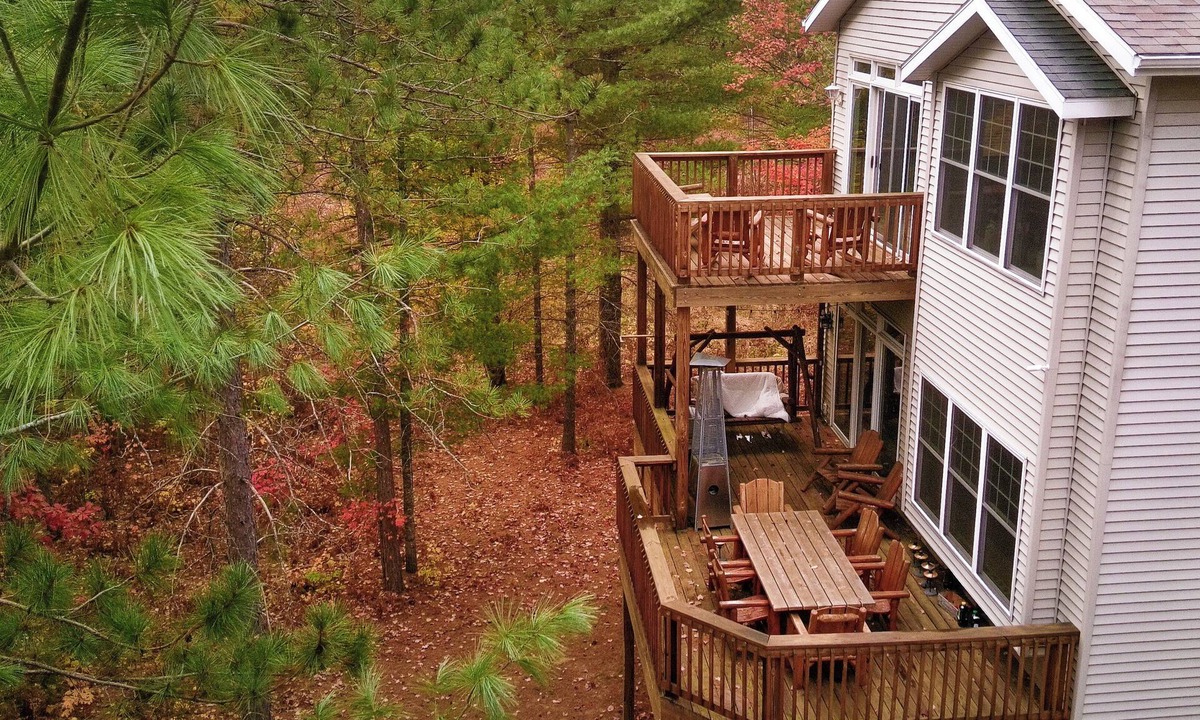 Pellston House | Serene Spring Escape, 6bd, game room, near Mackinaw and Harbor Springs! n