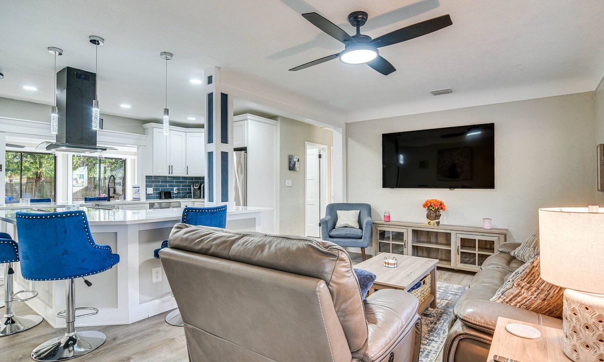 Jungle Terrace House | Serene St Petersburg Home w/Private Hot Tub