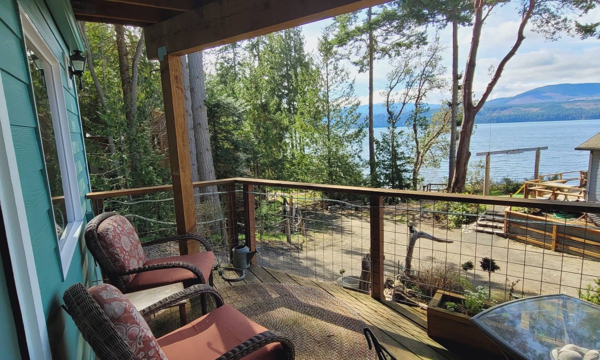 Adelma Beach Apartment | Serene Sunset Suite on Historic Discovery Bay