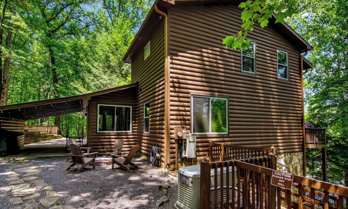 Walnut Mountain Cabin | Serene Walnut Mountain Getaway Hot Tub & Fire Pit Pet Friendly!