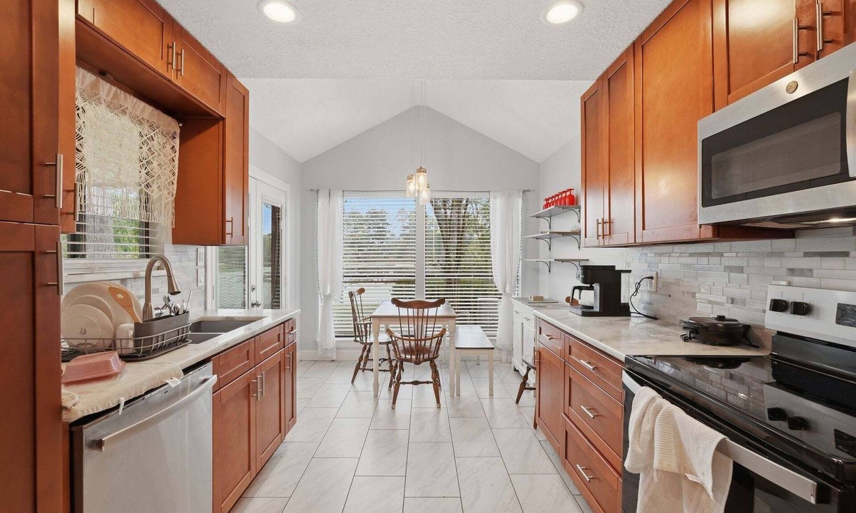 Crosby House | Serene Waterfront Haven Spacious 3BR Townhouse In Newport