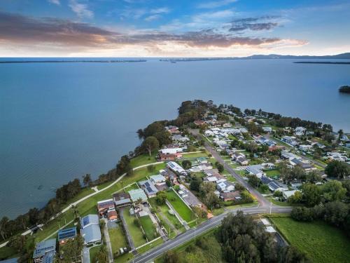 Tuggerawong House | Serenity by the Lake