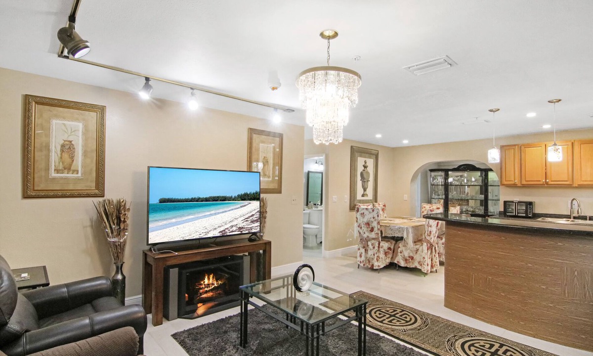 Lake Park House | Serenity Palm | Perfect stay for groups