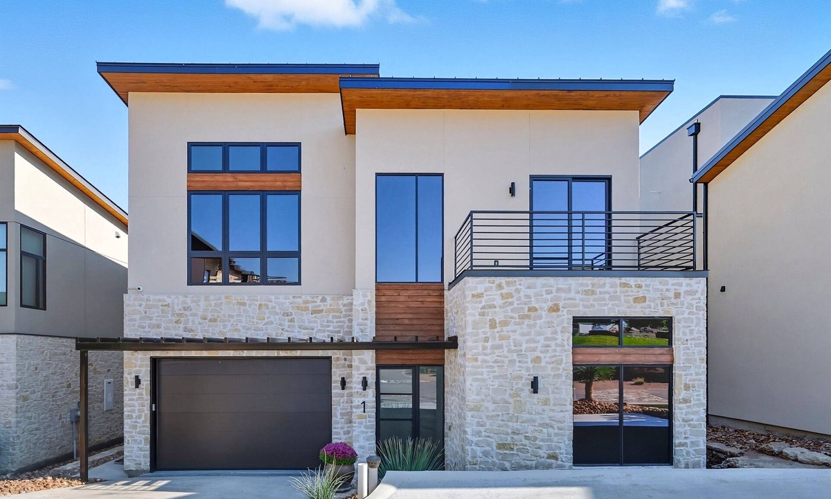 Graford House | Serenity Shoes waterfront overlooking PK Lake!
