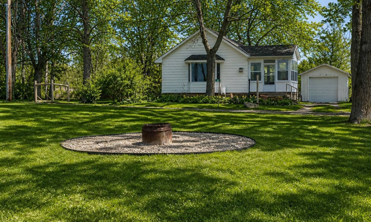 Dunnville Cottage | Serenity Stay: A cottage on the lake