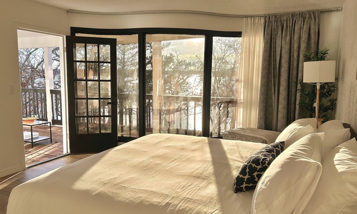 Mannford House | Serenity Unveiled: Sunset & Water Retreat!