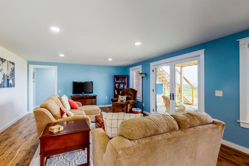 Searsport House | Serenity Vista