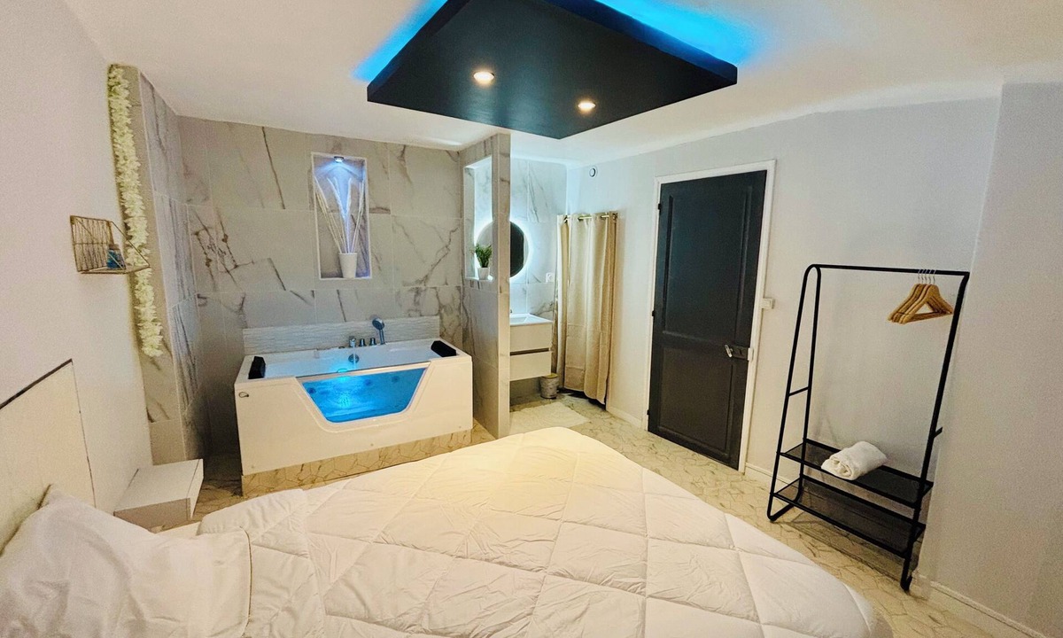 Convention House | Serini house jacuzzi