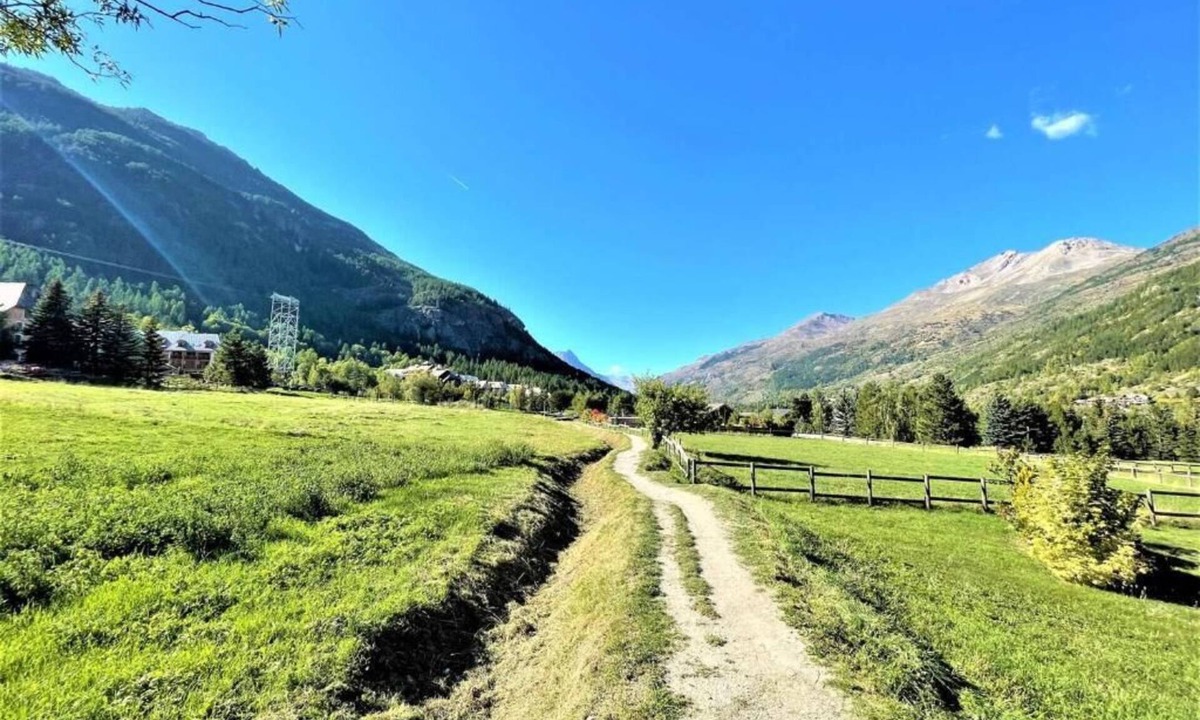 La Salle-les-Alpes Apartment | SERRE CHEVALIER: At the foot of the slopes and at the start of hiking trails